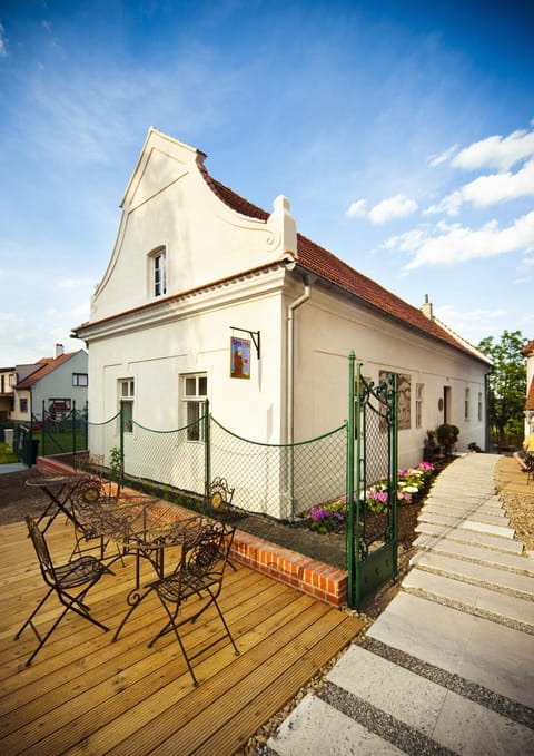 Facade/entrance, Spring
