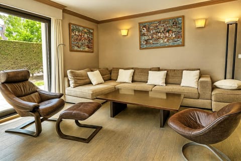 Communal lounge/ TV room, Living room, Lounge or bar, Seating area