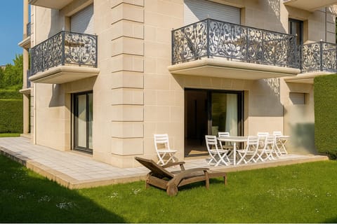 Patio, People, Balcony/Terrace, Dining area, Guests, Meals, Breakfast, older children, internet