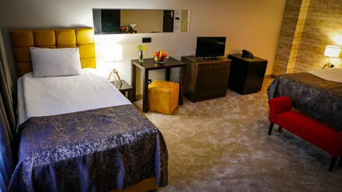 Bed, TV and multimedia, Photo of the whole room, Bedroom