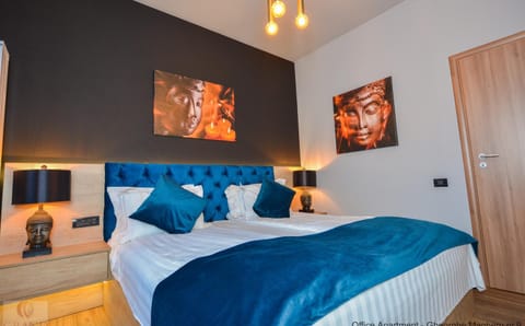 TV and multimedia, Seating area, Bedroom