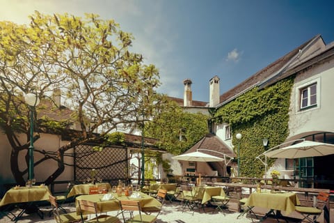 Restaurant/places to eat, Balcony/Terrace