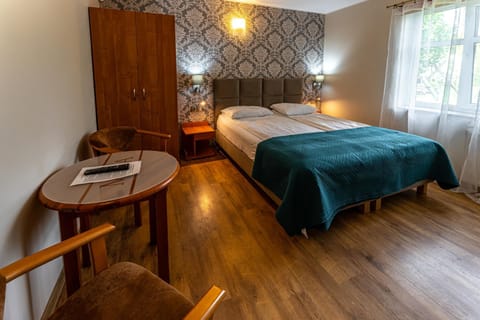 Bed, TV and multimedia, Photo of the whole room, wardrobe