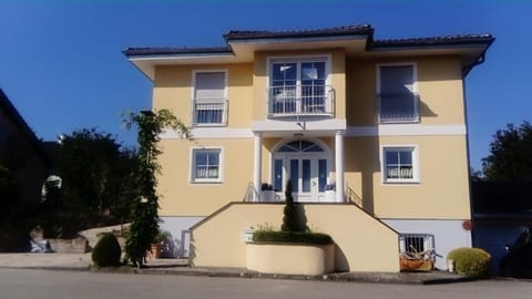 Property building, BBQ facilities, Balcony/Terrace
