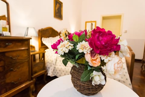 Photo of the whole room, Decorative detail