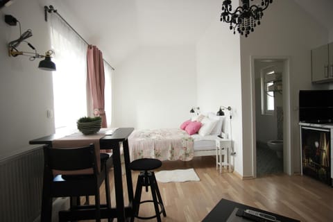 Bed, Day, Photo of the whole room, Dining area, Bedroom, On site