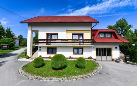 Property building, Spring, Day, Garden