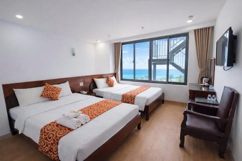 Bed, TV and multimedia, Living room, Photo of the whole room, Seating area, Bedroom