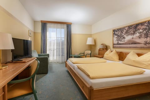 Bed, TV and multimedia, Photo of the whole room, Bedroom, hair dresser