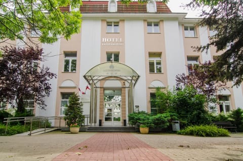 Property building, Facade/entrance, Spring, Day, Garden, View (from property/room), Windsurfing, Garden view, Area and facilities, Breakfast, locker