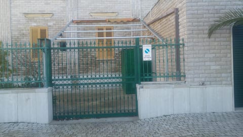 Facade/entrance, Day, Floor plan, On site, Garden view, Street view