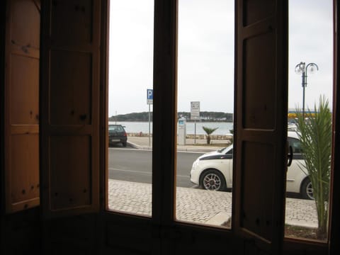 Nearby landmark, Restaurant/places to eat, Neighbourhood, Natural landscape, Kitchen or kitchenette, Dining area, Beach, Beach, Evening entertainment, Landmark view, Sea view, Sea view, Street view, Supermarket/grocery shop, Shopping Area