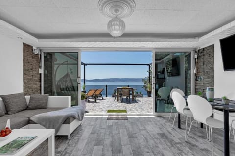 Patio, Day, Living room, Seating area, Sea view