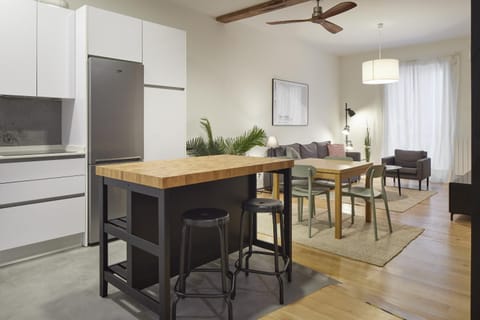Kitchen or kitchenette, Living room, Seating area, Dining area, fireplace, internet