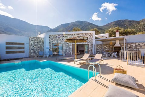 Facade/entrance, BBQ facilities, Mountain view, Pool view, Swimming pool, Swimming pool