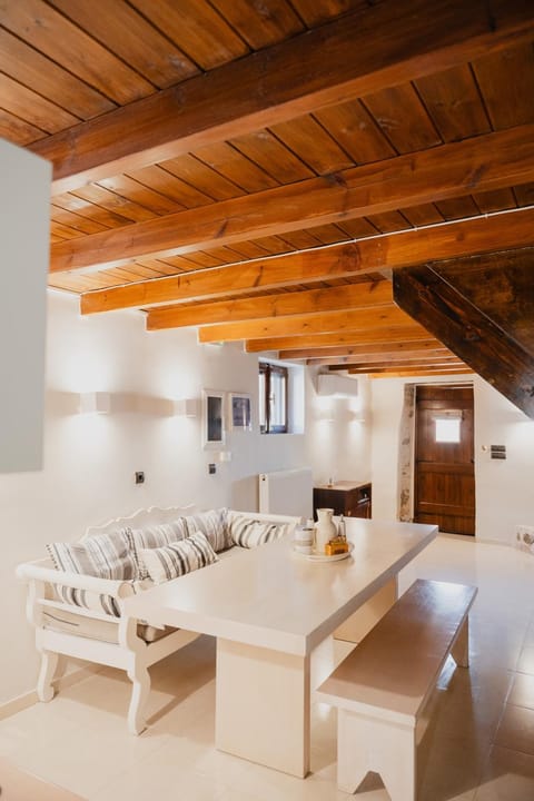 Living room, Photo of the whole room, Seating area, Dining area