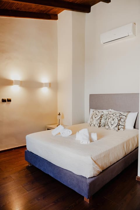 Bed, Photo of the whole room, Bedroom, towels, air conditioner