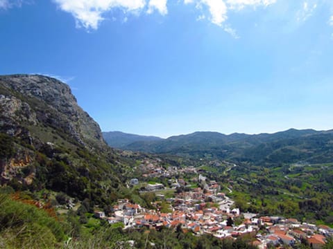 Nearby landmark, Staff, Restaurant/places to eat, Spring, Day, Neighbourhood, Natural landscape, Bird's eye view, Horse-riding, Nightclub / DJ, Fitness centre/facilities, Cycling, Evening entertainment, Mountain view, Supermarket/grocery shop, Shopping Area, Swimming pool, group of guests