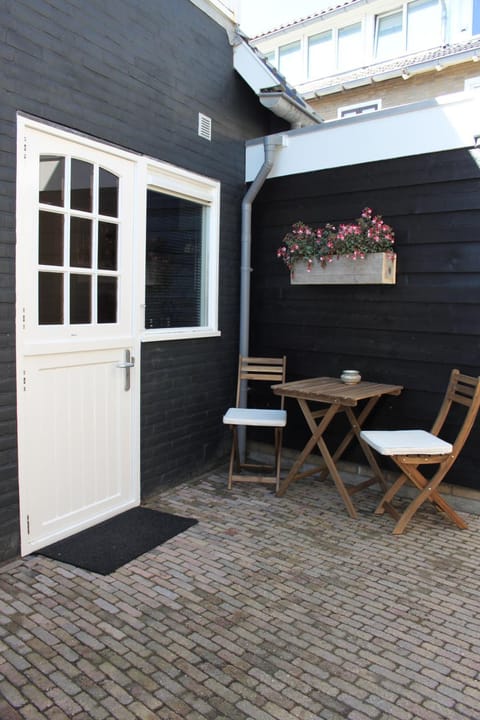 Patio, Facade/entrance, Garden