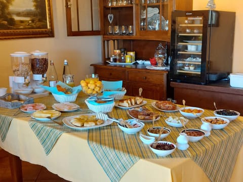 Coffee/tea facilities, Food and drinks, Food, Breakfast, Continental breakfast, Buffet breakfast, Drinks