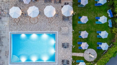Restaurant/places to eat, Day, Pool view, Swimming pool, sunbed