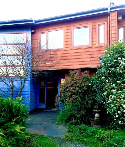 Property building, Facade/entrance, Garden, Garden view
