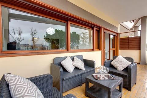 Balcony/Terrace, Street view