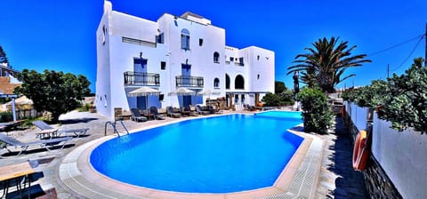 Property building, Patio, Day, Pool view, Swimming pool, sunbed