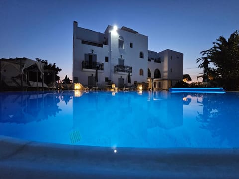 Property building, Night, Pool view, Swimming pool, sunbed