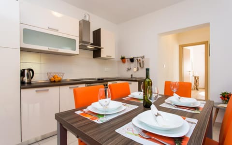 Food and drinks, Dining area