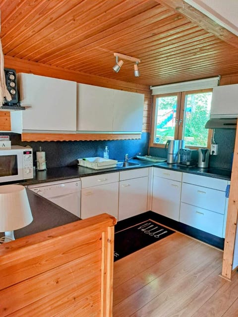 Coffee/tea facilities, Kitchen or kitchenette, Communal kitchen, dishwasher, microwave, oven, toaster, air conditioner