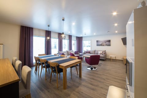 TV and multimedia, Kitchen or kitchenette, Living room, Seating area, Dining area