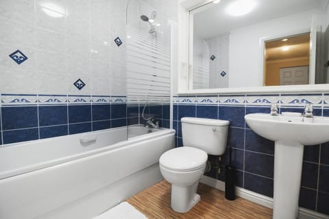 Shower, Toilet, Nearby landmark, Restaurant/places to eat, Day, Neighbourhood, Natural landscape, Winter, Bowling, Casino, Children play ground, Nightclub / DJ, Bathroom, Beach, Aqua park, Tennis court, Evening entertainment, On site, Supermarket/grocery shop, Shopping Area, Swimming pool