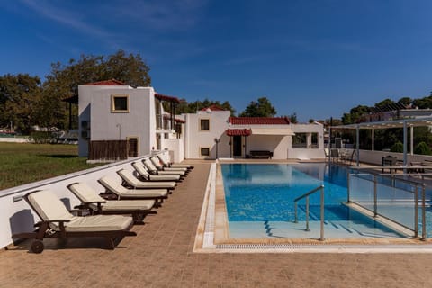 Property building, Day, Pool view, Swimming pool, Swimming pool, sunbed
