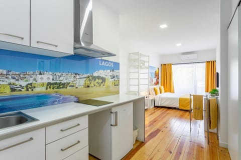 Kitchen or kitchenette, minibar, stove