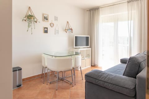 Communal lounge/ TV room, TV and multimedia, Living room, Seating area, Dining area