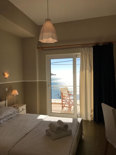 Bed, Photo of the whole room, Decorative detail, Sea view