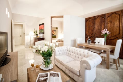 Photo of the whole room, Seating area, Bedroom