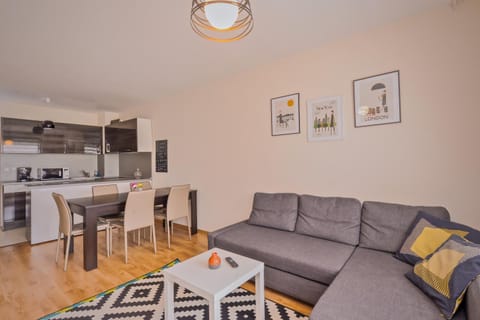 Coffee/tea facilities, Kitchen or kitchenette, Living room, Seating area, Dining area