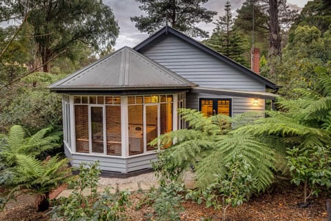 Property building, Facade/entrance, Garden, Garden view