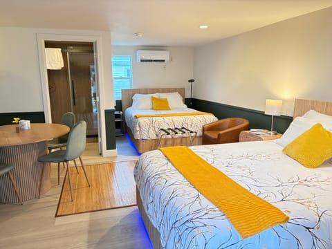 TV and multimedia, Seating area, Bedroom, air conditioner