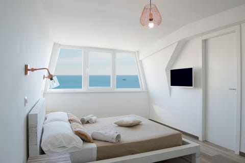 Bed, TV and multimedia, Photo of the whole room, Bedroom, towels