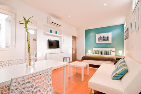 Living room, Photo of the whole room, Decorative detail, Bedroom
