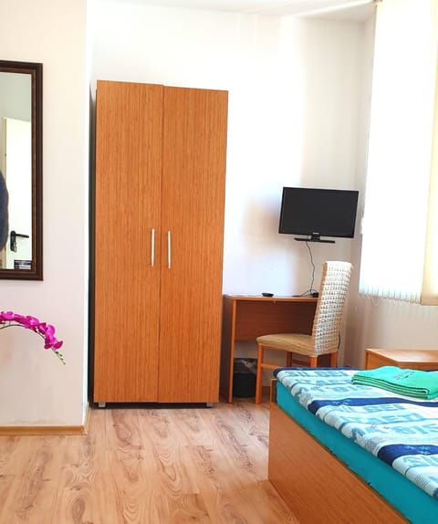 Bed, TV and multimedia, Bedroom, Area and facilities