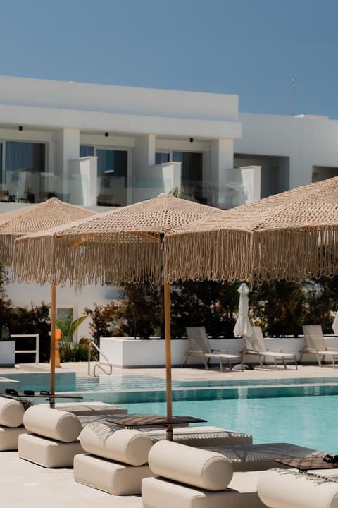 Swimming pool, sunbed