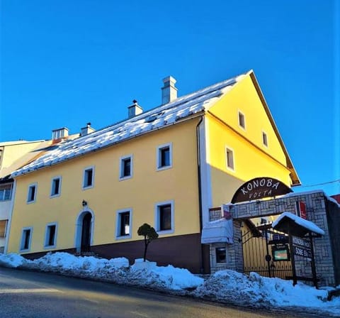 Property building, Facade/entrance, Day, Winter, Street view