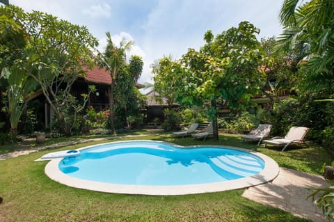 Swimming pool, sunbed