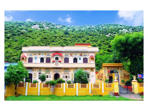 Property building, Restaurant/places to eat, Natural landscape, Mountain view