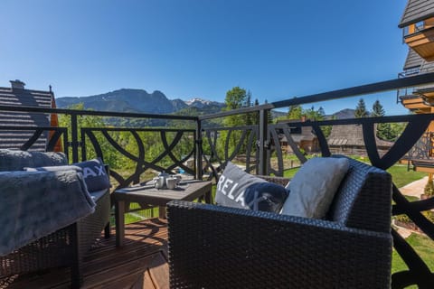 Balcony/Terrace, Mountain view