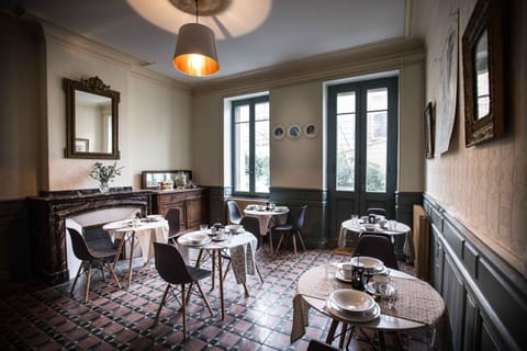 Photo of the whole room, Continental breakfast